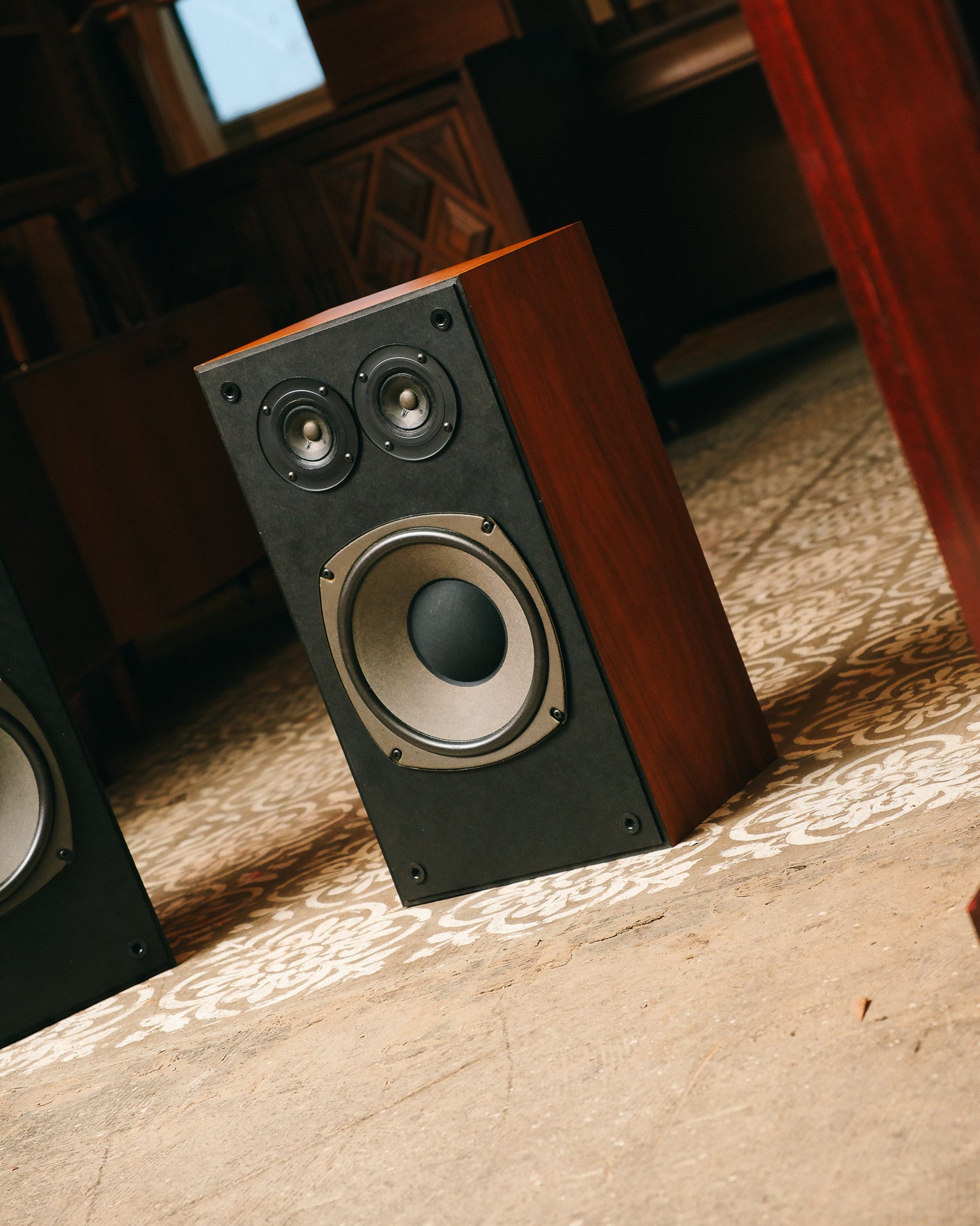 Vintage Realistic Optimus 21 Speakers with Stands