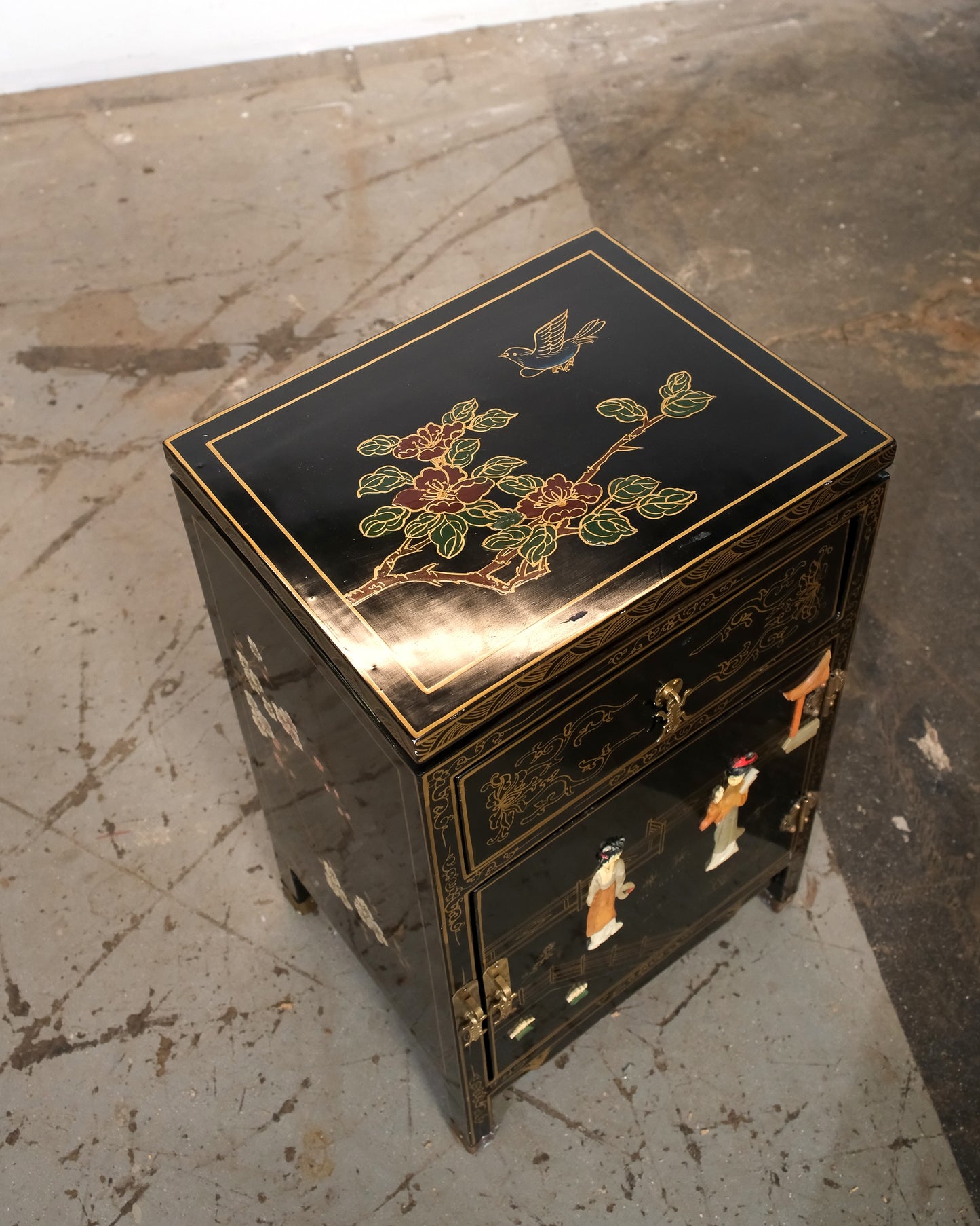 Chinese Chinoiserie Vintage Black Lacquered Nightstand / End Table