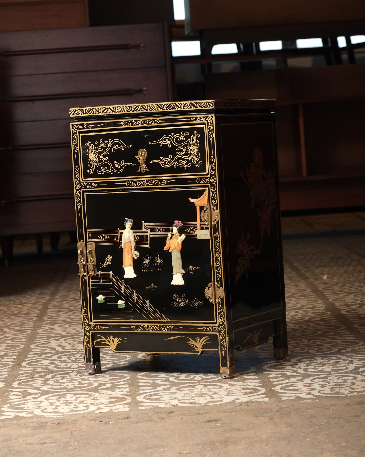 Chinese Chinoiserie Vintage Black Lacquered Nightstand / End Table