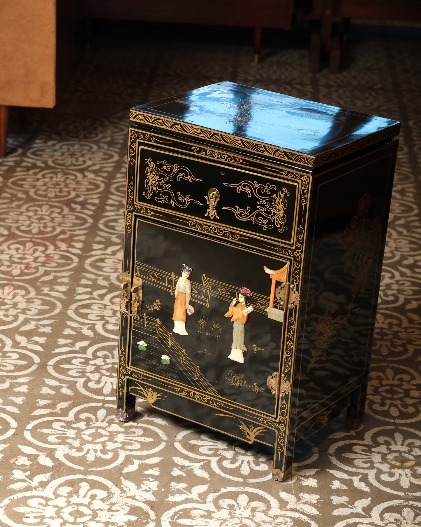 Chinese Chinoiserie Vintage Black Lacquered Nightstand / End Table