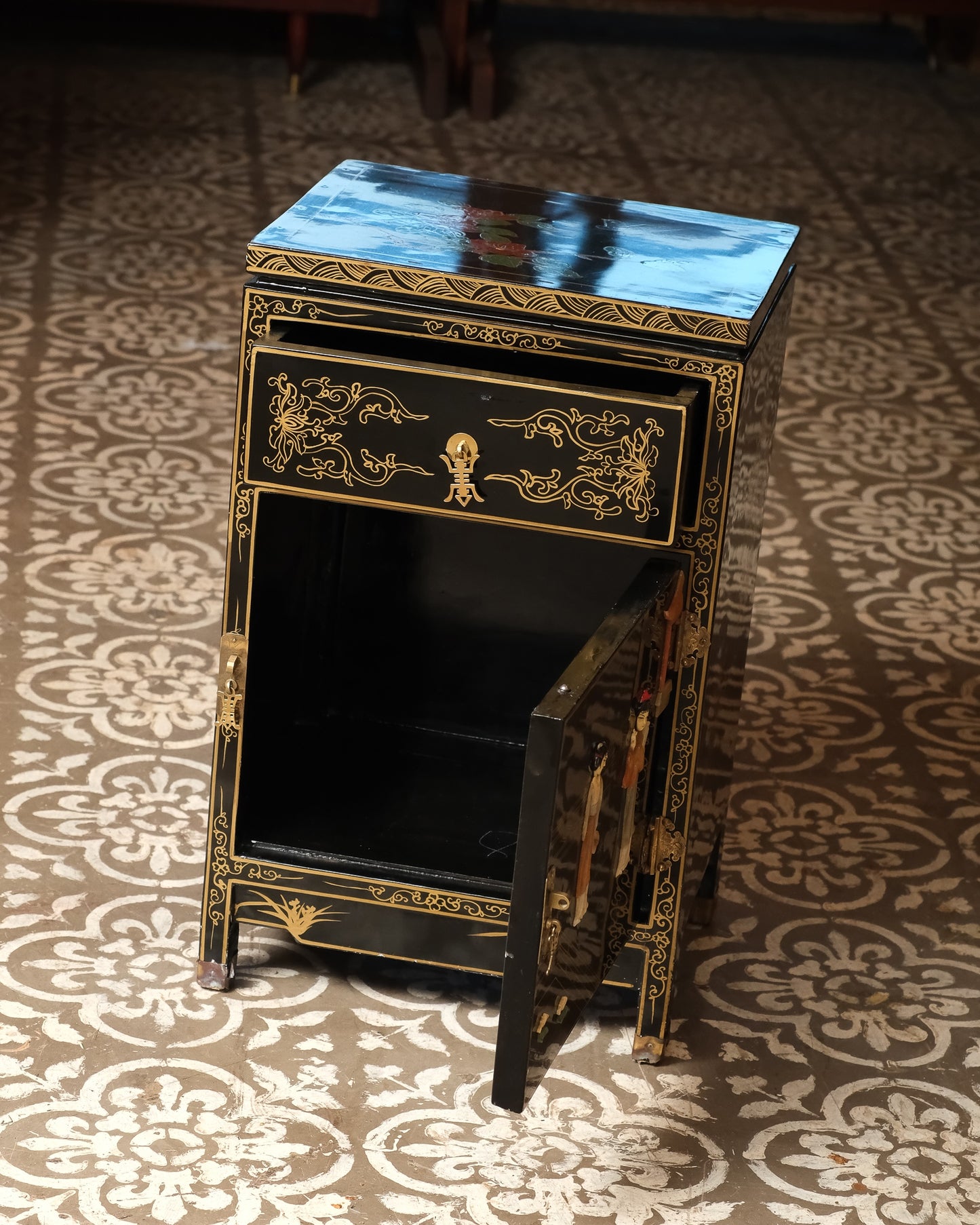 Chinese Chinoiserie Vintage Black Lacquered Nightstand / End Table