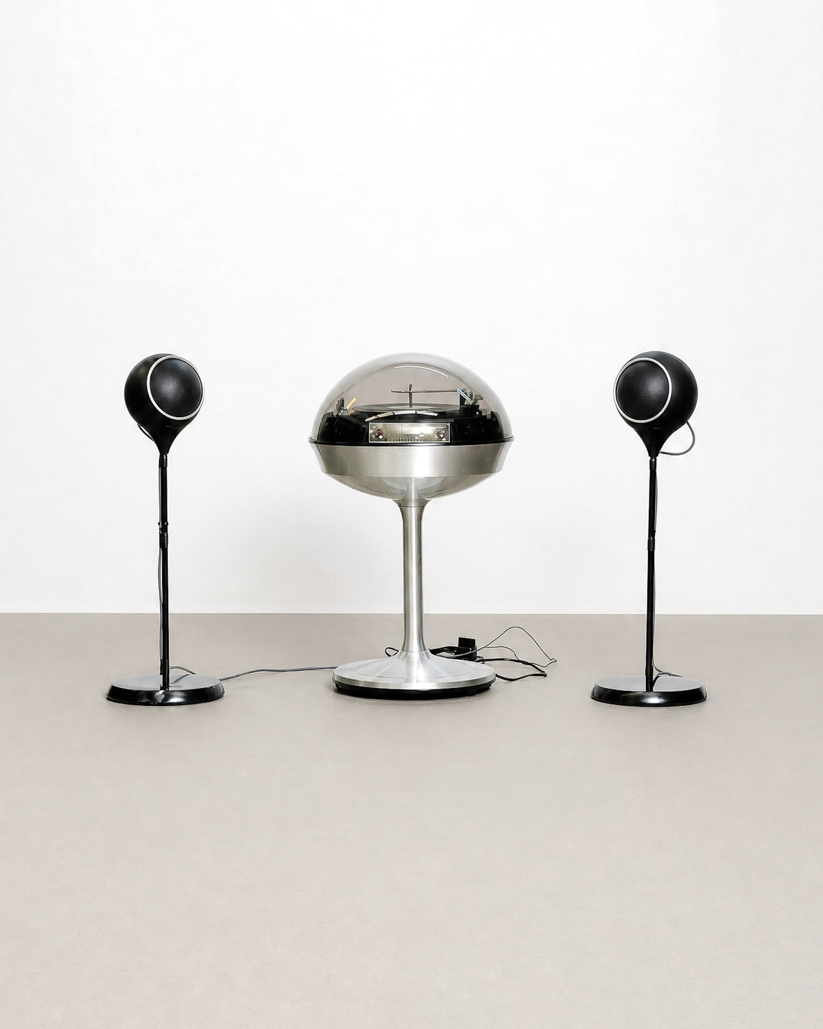 Close-up of the aluminum stem and round foot of the pedestal base.
