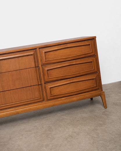 MCM Walnut 9-Drawer Dresser (1960s)