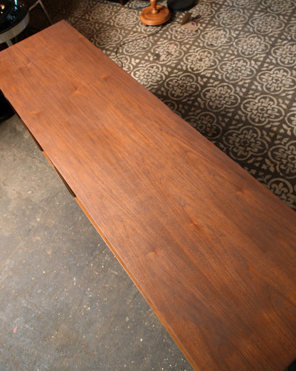 Close-up of the walnut top surface showing natural wood grain pattern.