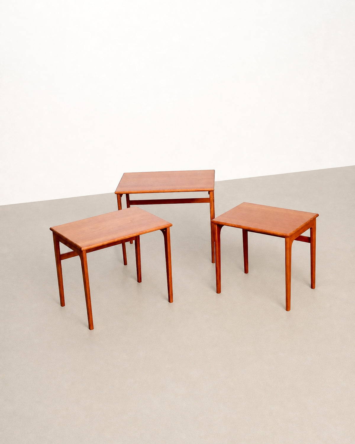 Three-quarter view of the medium table showing proportions and leg placement