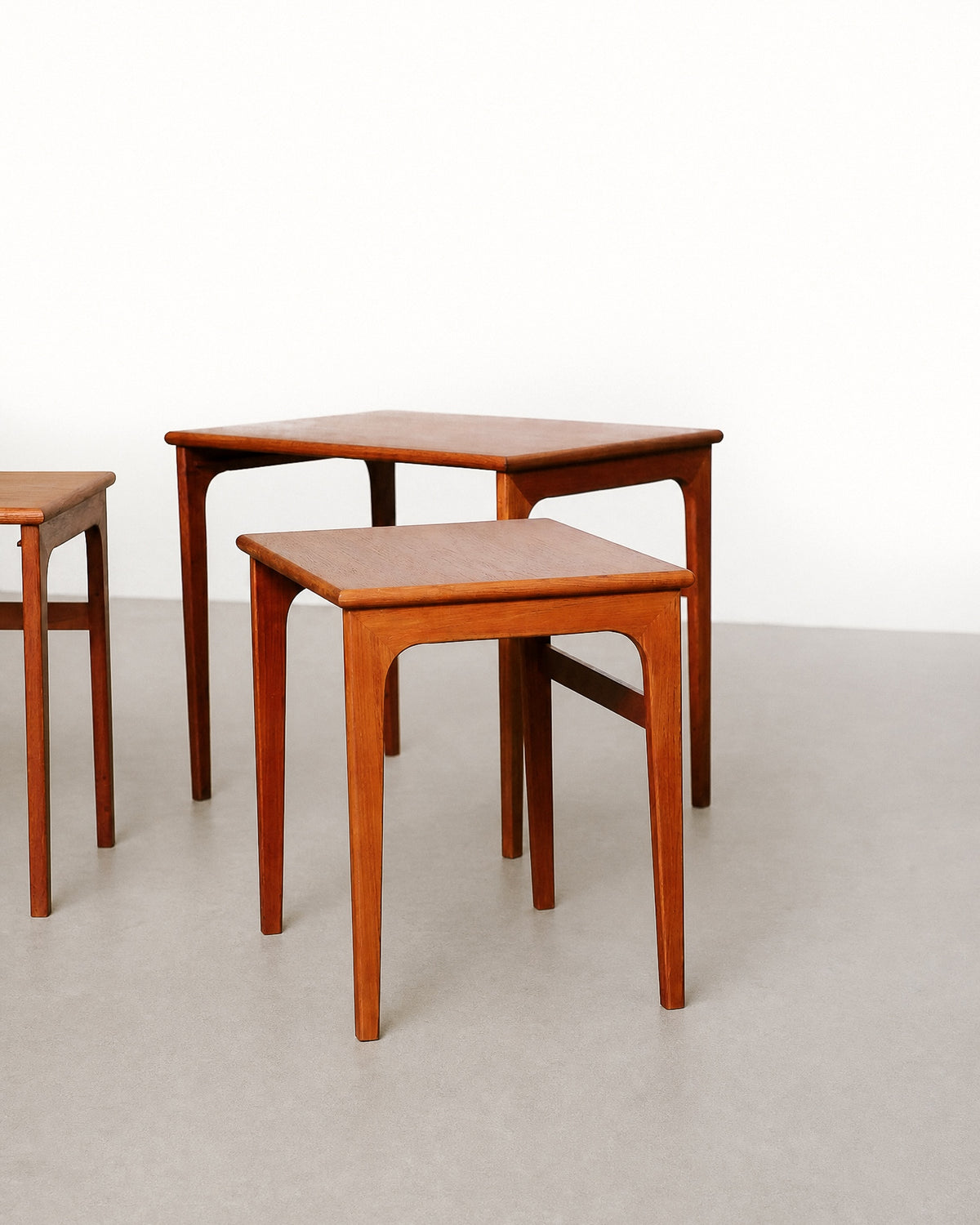 Close-up of the table corner showing the rounded edge profile