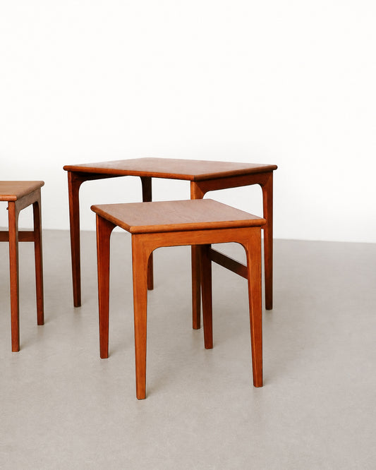 Close-up of the table corner showing the rounded edge profile