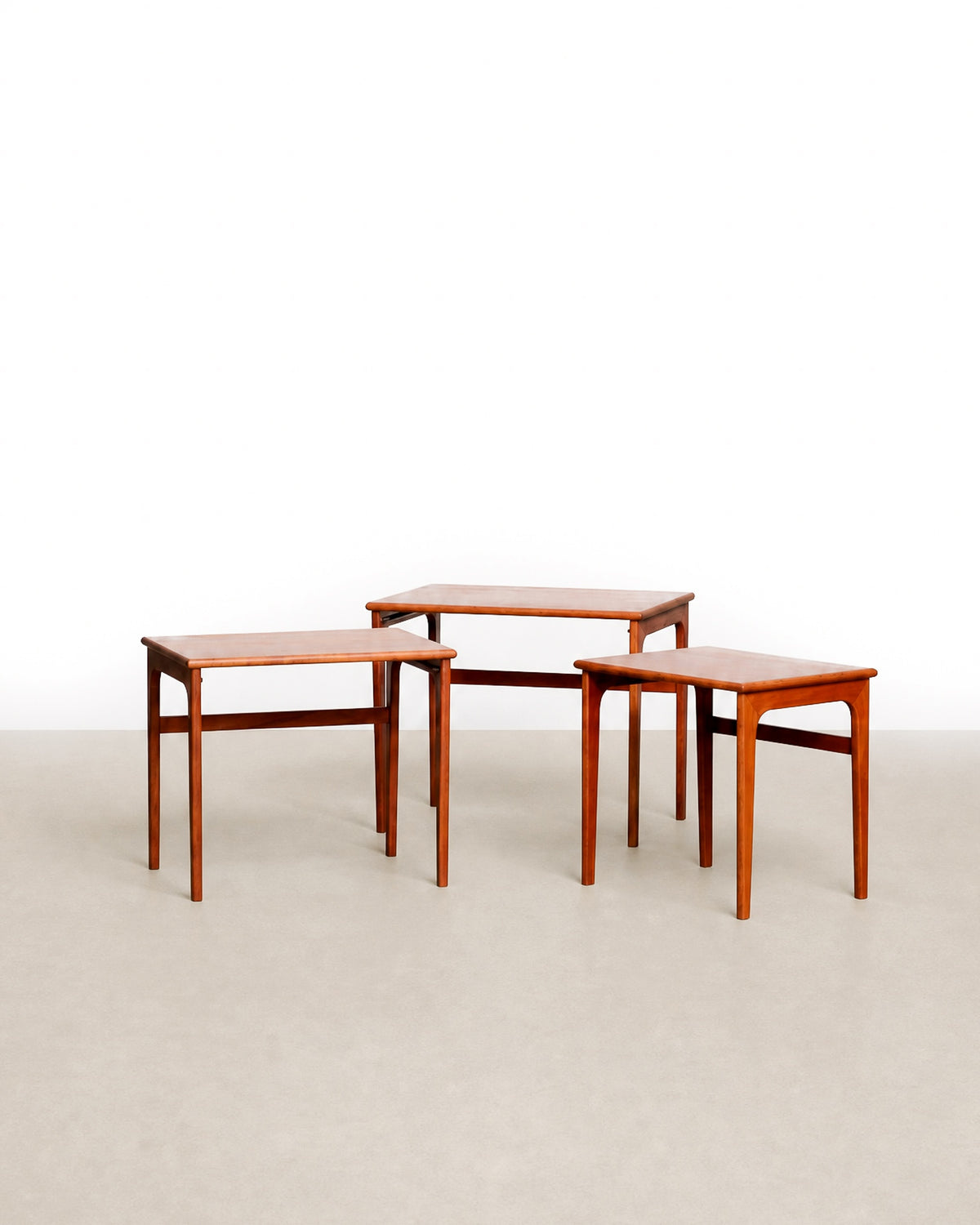 Detail of the teak tabletop grain and edge banding