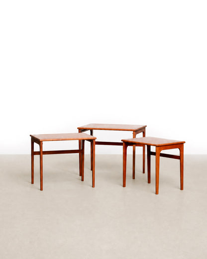 Detail of the teak tabletop grain and edge banding