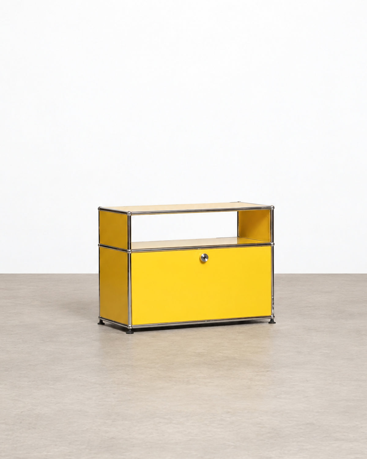 Overall view of the USM Haller side table set against a showroom backdrop.