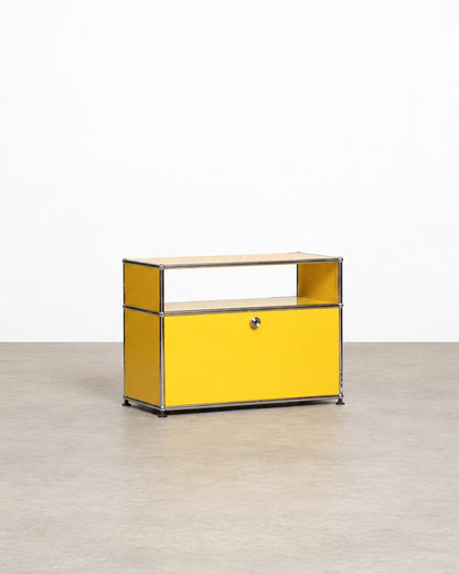 Overall view of the USM Haller side table set against a showroom backdrop.