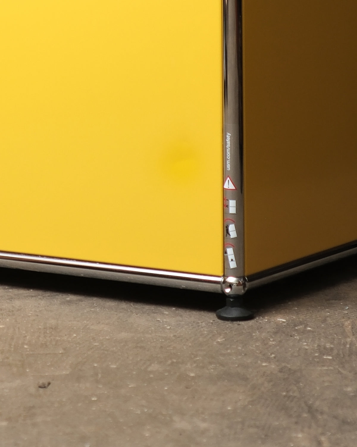 Front view of the USM Haller side table in golden yellow.