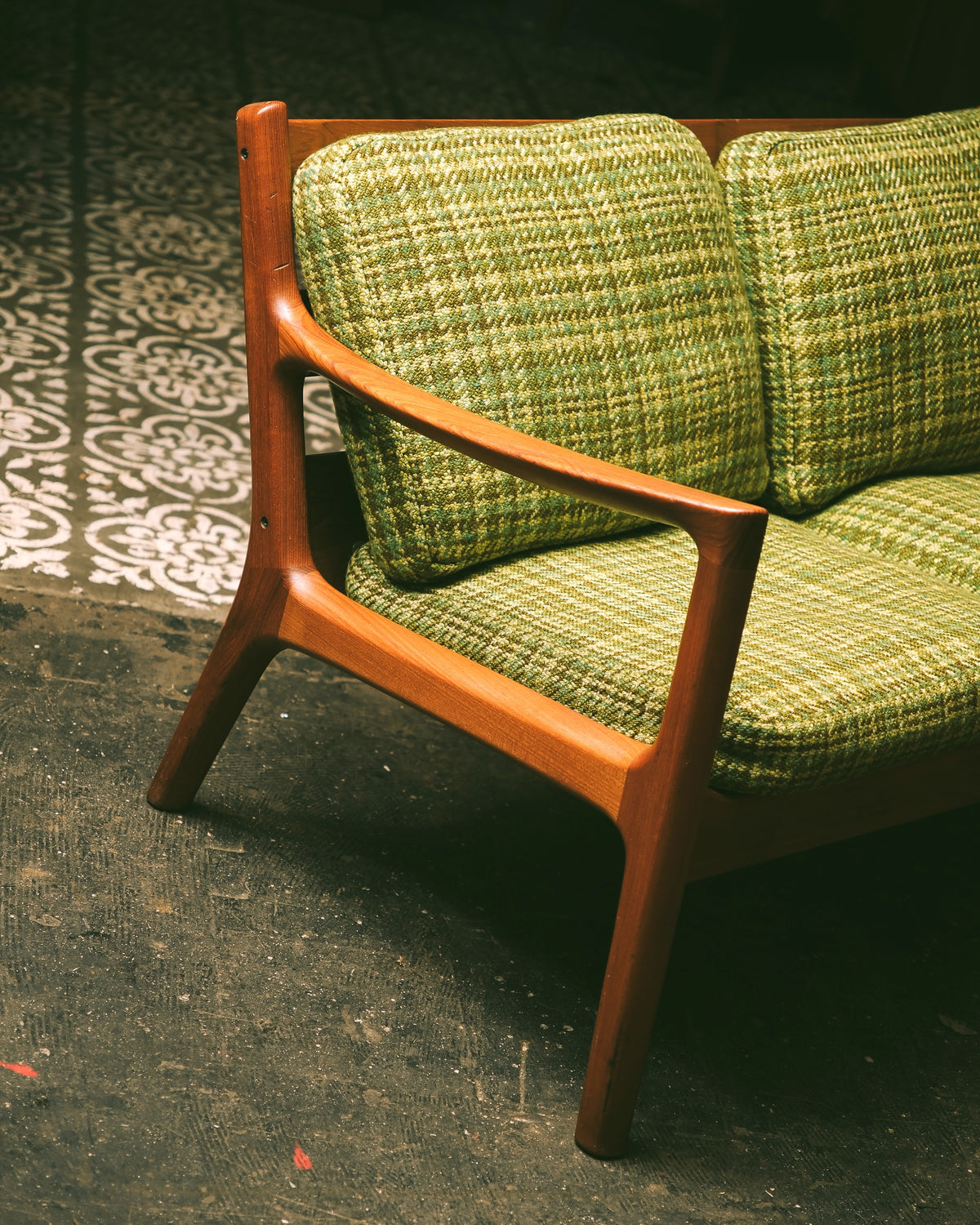 Front view of the teak frame and tapered legs.